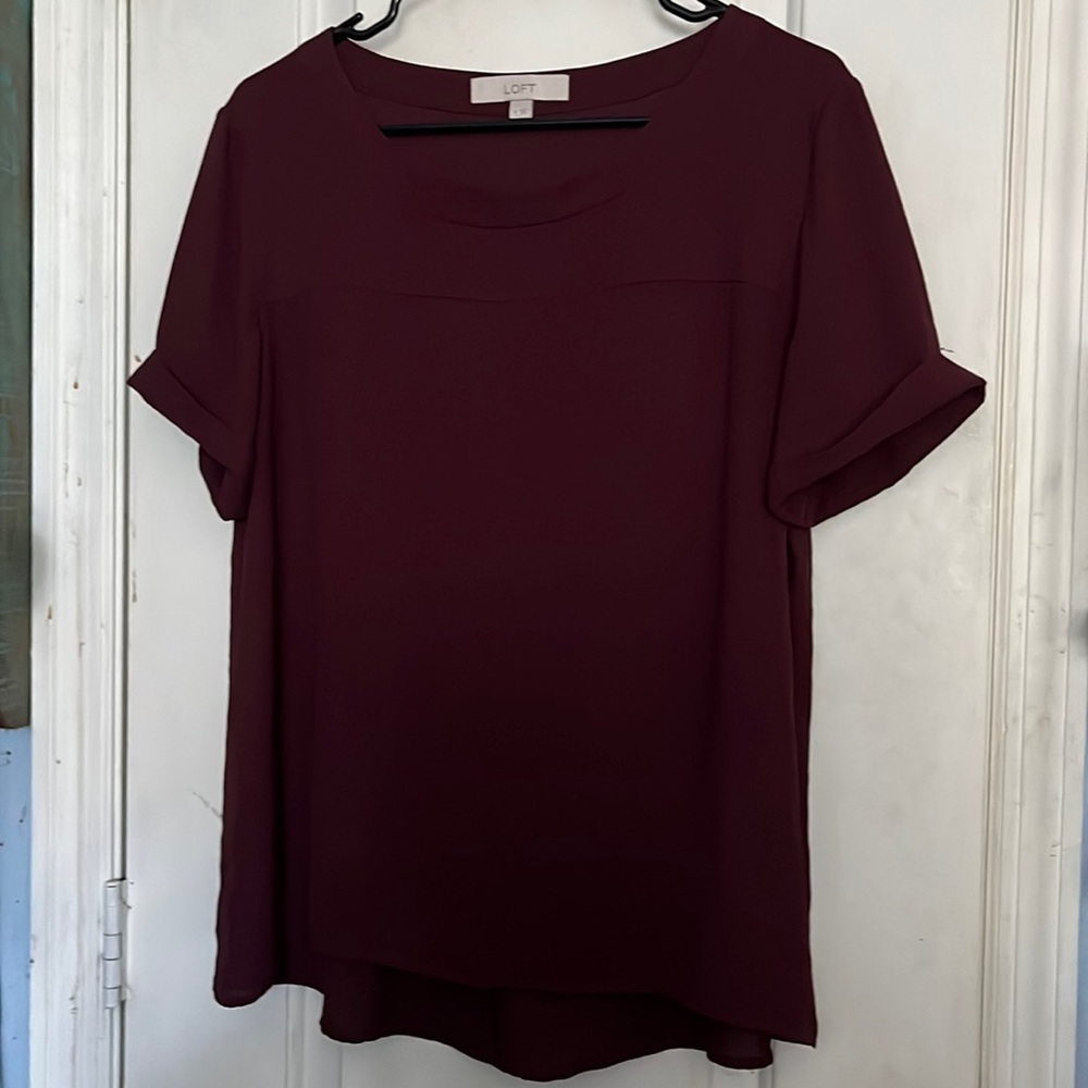 Ann Taylor loft size Medium Cranberry top. LIKE NEW